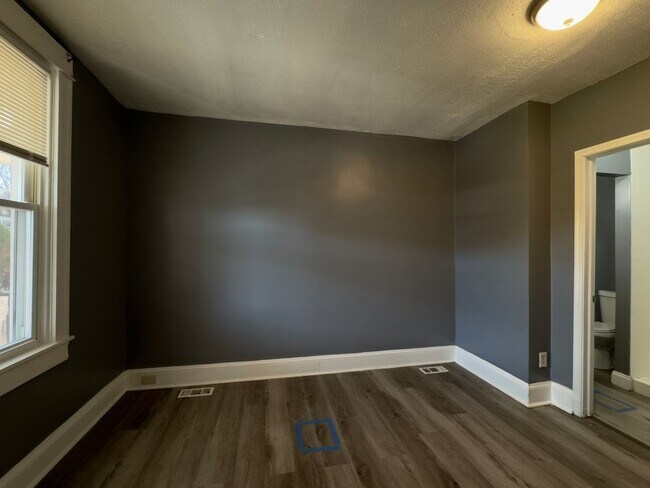 Building Photo - Charming 4Bed/3Bath Townhome with Spacious...