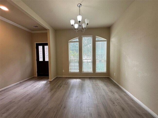 Foto del edificio - 15610 Whisper Woods Dr