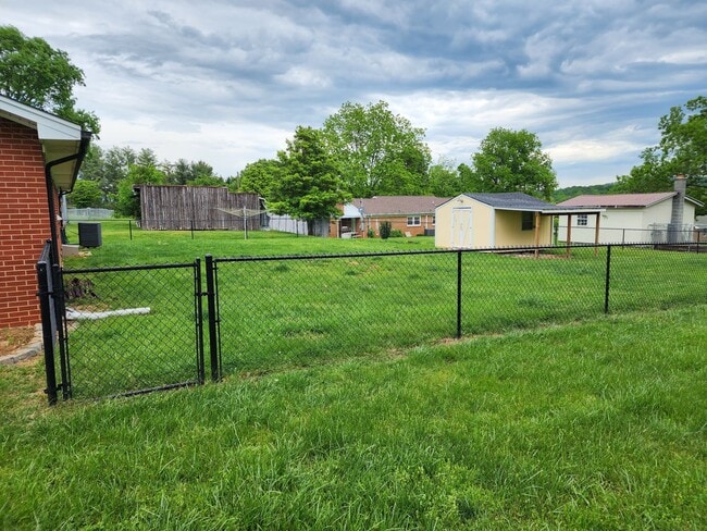 Building Photo - 3 Bed 1 bath Home Mount Airy