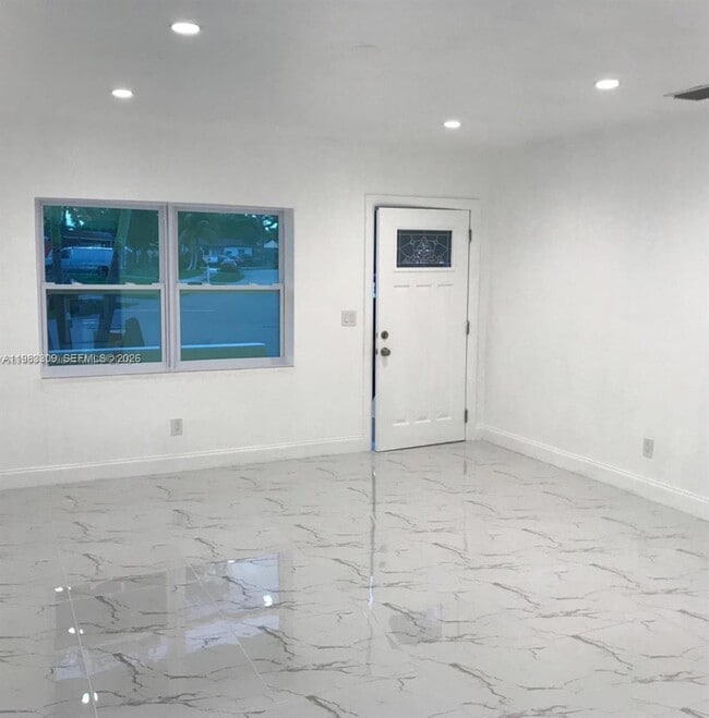 Building Photo - 6710 SW 18th Ct