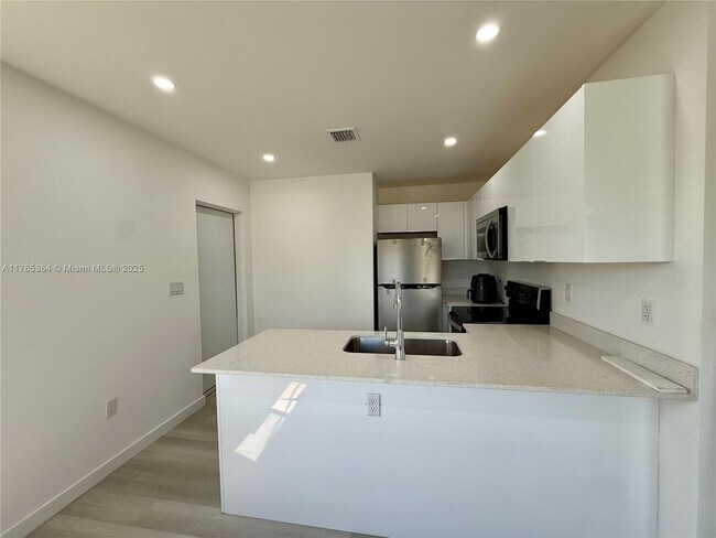 Foto del edificio - 1391 NW 72nd St