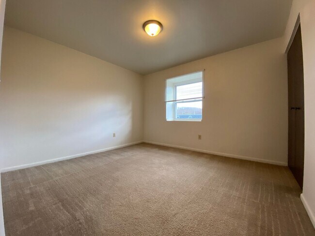 Foto del edificio - Amazing Two Bedroom Townhouse in Zelienopl...
