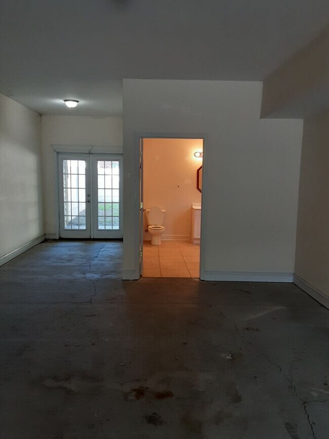 Building Photo - Townhouse Walking Distance to the Beach