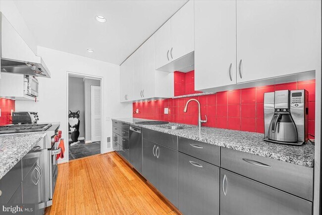 Foto del edificio - 4838 Drummond Ave