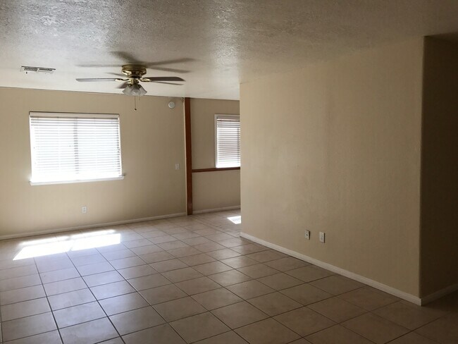 Foto del edificio - Beautiful 4 Bedroom 2 Bathroom house ( Smo...