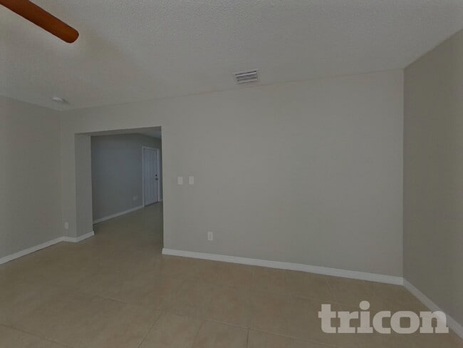 Building Photo - 1569 Lotus Path