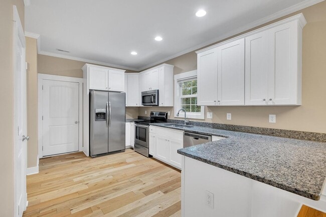 Building Photo - Beautiful 3 Bedroom with bonus in Sneads Ferry