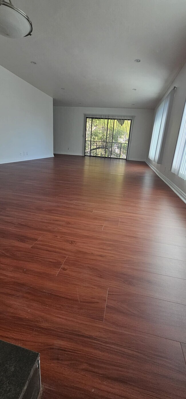 Building Photo - 1105 S Barrington Ave