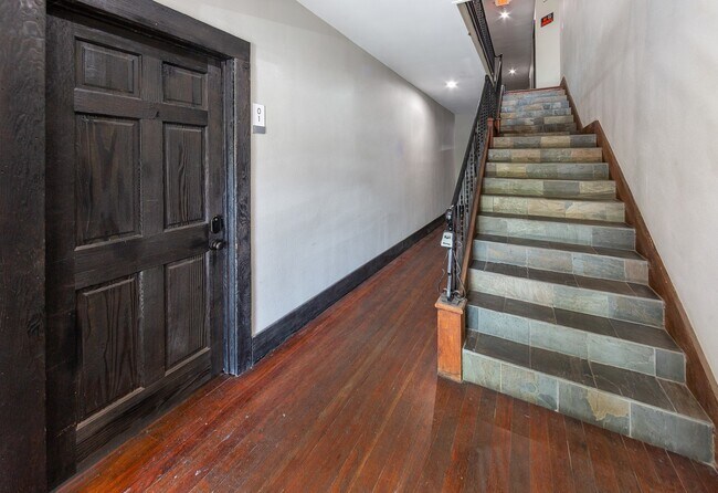 Foto del edificio - Beautiful 1b Apartment Located in Downtown...