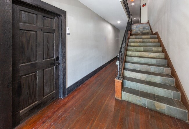 Building Photo - Beautiful 1b Apartment Located in Downtown...