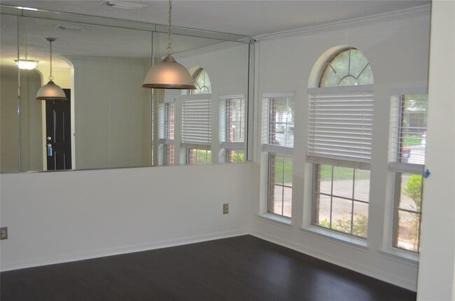Building Photo - 16707 Sussex Dr
