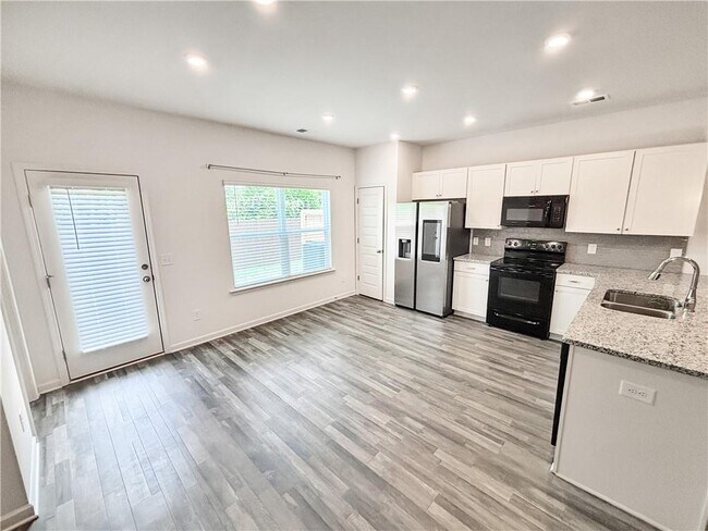 Building Photo - 5784 Silver Lk Dr