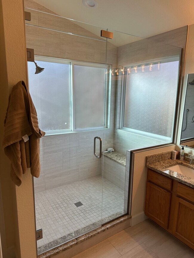 Foto del edificio - Beautiful 5B home in Erie Available January 2026 !