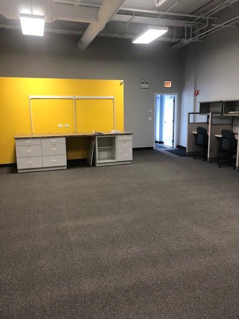 Foto principal - 33 East Irving Park Road, Roselle, IL 60172