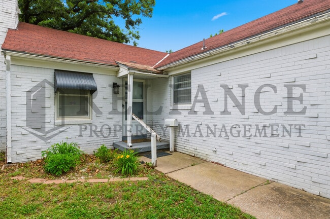 Building Photo - 1458 N Old Manor Rd