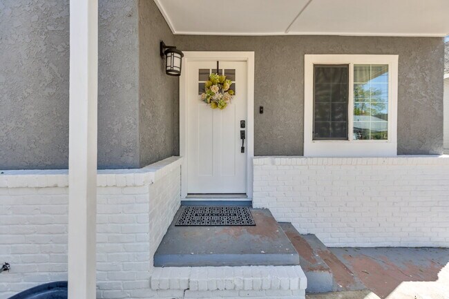 Foto del edificio - 2 Separate Units on One Lot – Ideal for Family/Next Gen Living!