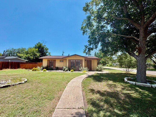 Foto del edificio - Fully Renovated 3-Bedroom Corner Home with Private Yard & 2-Car Garage