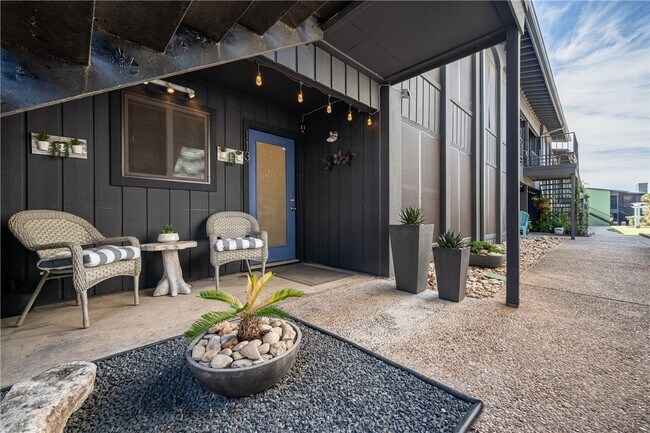 Building Photo - 909 Reinli St