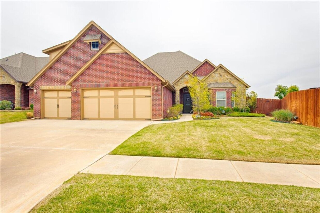 Foto principal - Stunning home in Deer Creek Schools!