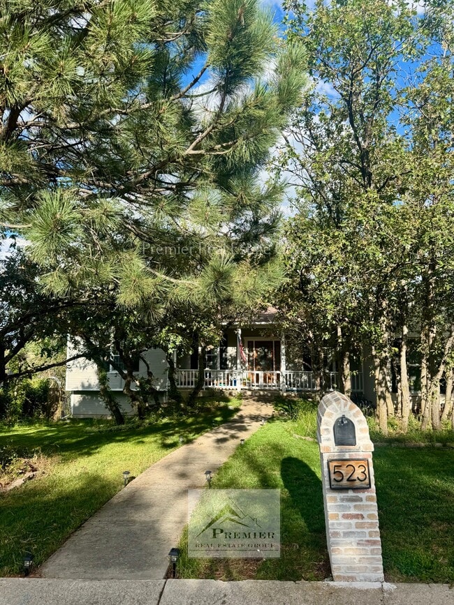 Building Photo - 523 Pluto Dr