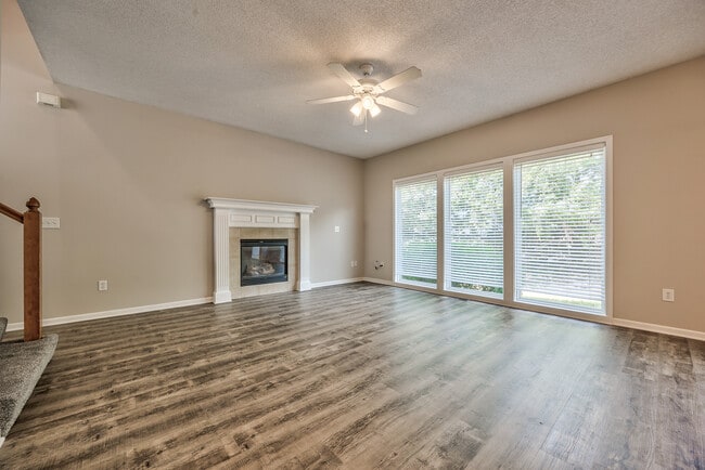 Sala de estar con mucha luz - 22810 West 71st Terrace