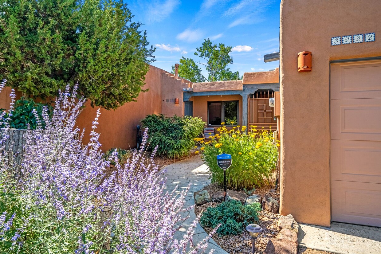 Foto principal - Lovely Partial Adobe Townhome with New Min...