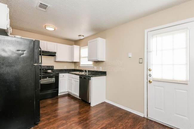 Building Photo - 5915 Shadydell Dr