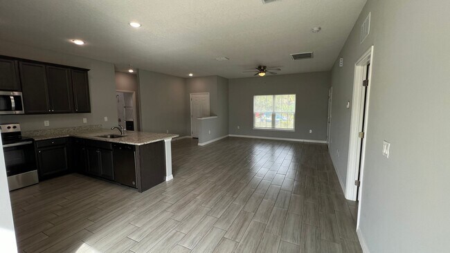 Foto del edificio - Adorable 3 Bedroom / 2 Bathroom Home in Pa...