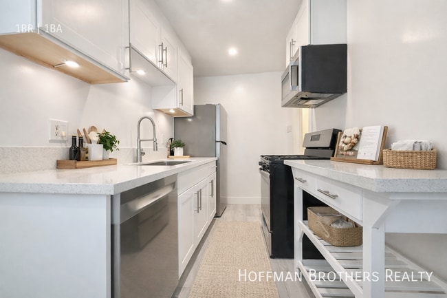 Building Photo - 1303 N June St