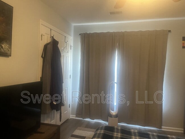 Building Photo - 343 Briarbend Rd