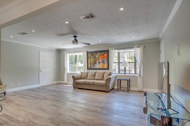 Foto del edificio - Modern and updated 3/ 2 bath ranch home in Old Hickory Subdivision of SW Pensacola Near NAS and P...