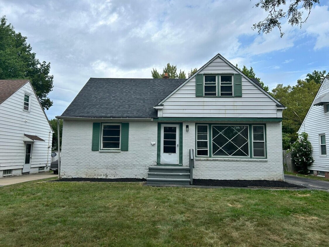 Foto principal - Charming Updated 4 Bedroom Cape Cod Home S...
