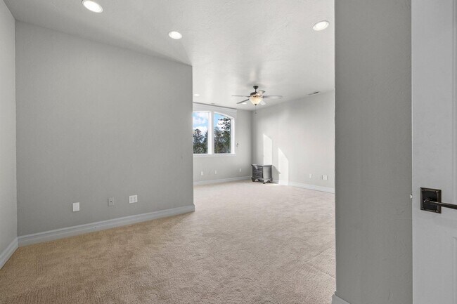 Foto del edificio - 5BED 4BATH - Beautiful Home with a Gorgeou...