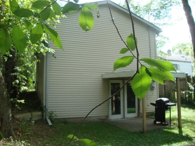 Building Photo - 335 Dartmoor St