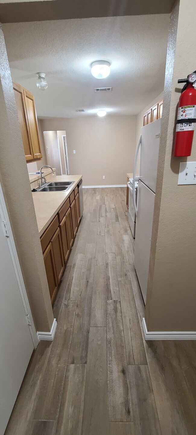 Foto del edificio - 8013 Julie Ave