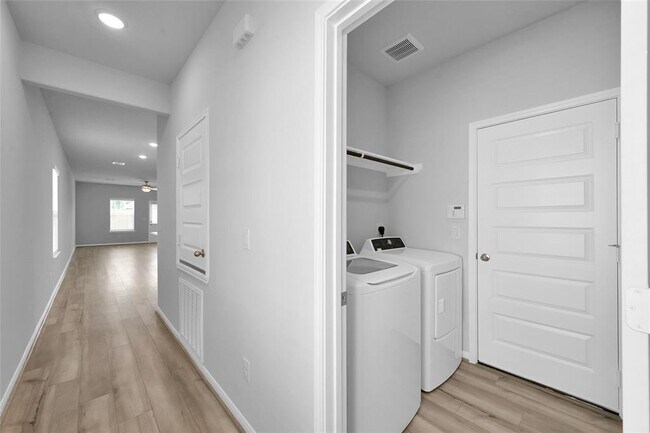 Foto del edificio - 8328 Bristlecone Pne Wy