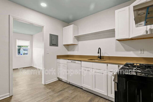 Building Photo - 3033 Azalea Dr