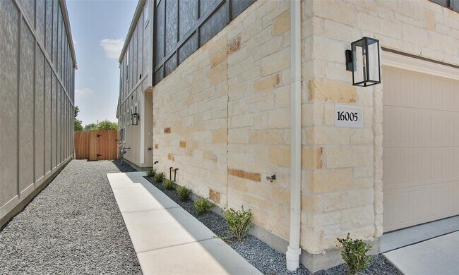 Building Photo - 16005 Hilltop Oak Dr
