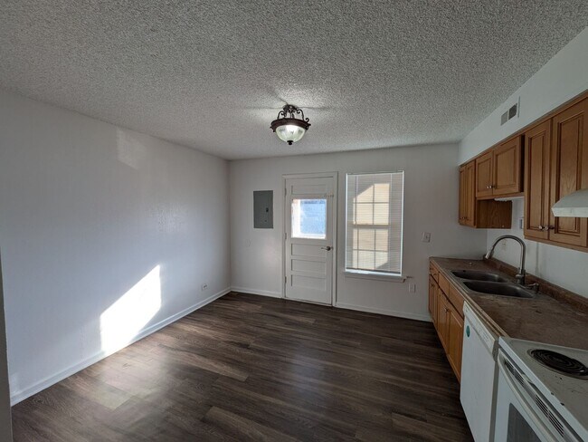 Foto del edificio - 3 Bedroom 1.5 Bathroom Hampden Neighborhood Townhome