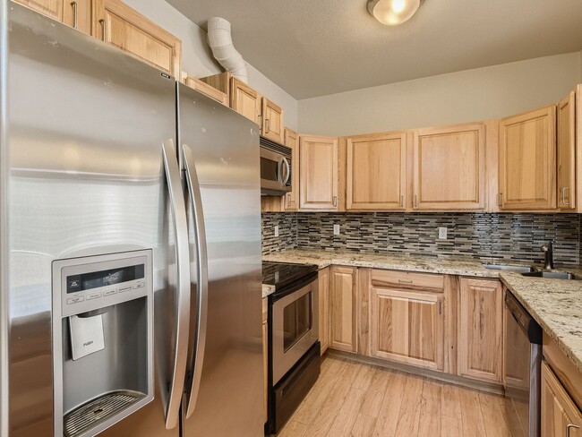 Building Photo - Beautiful 3 Bed 3 Bath Kirkland Townhome @...