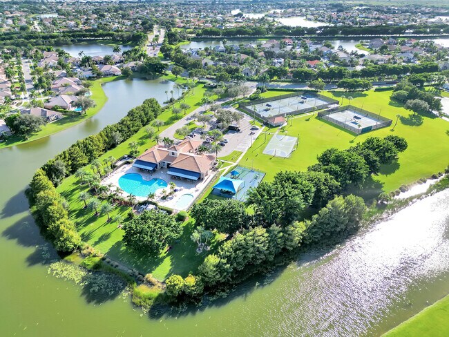 Foto del edificio - 21686 Fall River Dr