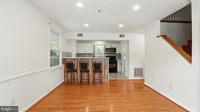 Building Photo - 6911 Arlington Blvd