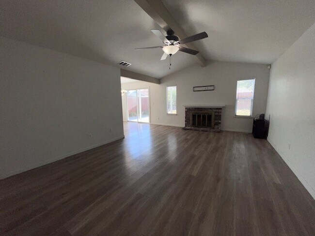 Foto del edificio - Updated kitchen, laminate floors throughou...