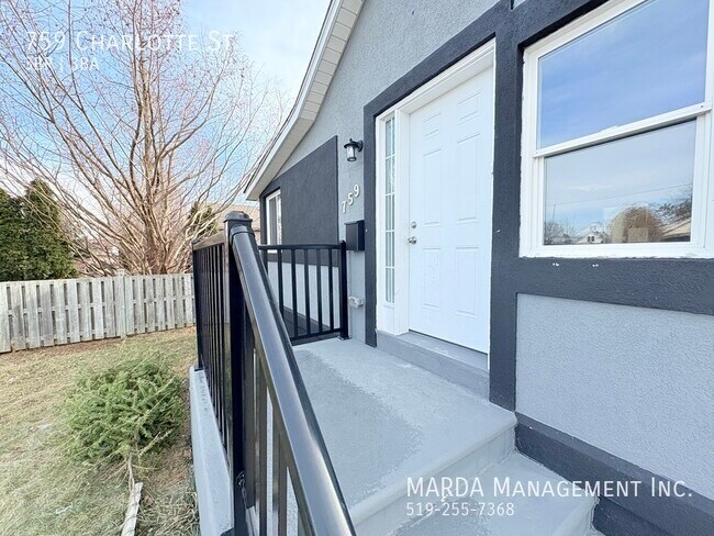 Photo du bâtiment - SPACIOUS NEWLY RENOVATED 3 BED/2.5 BATH + HYDRO, WATER & GAS!