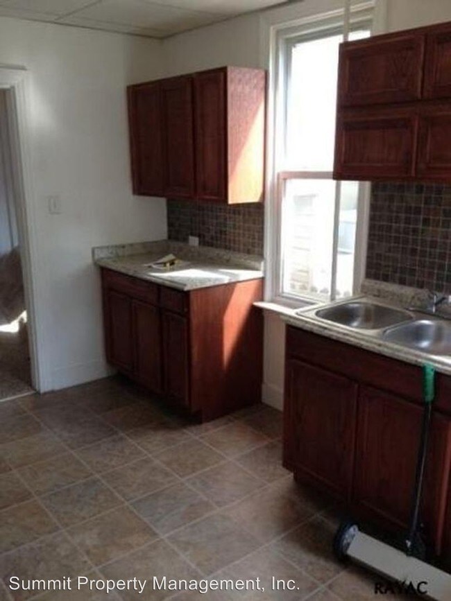 Building Photo - 3 br, 1 bath House - 650 West College Avenue