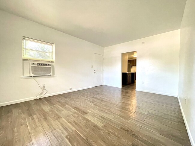 Building Photo - Newly Renovated 1 bedroom 1 bath Downtown ...