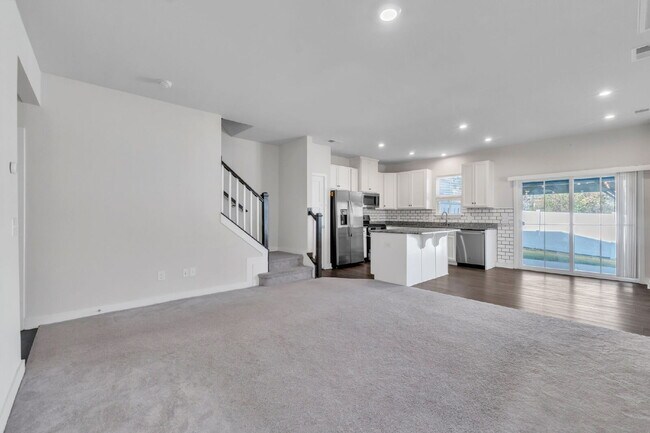 Foto del edificio - Beautiful 3 Bedroom, 2.5 Bathroom Townhome with 1-Car Garage $1,650/mo rent