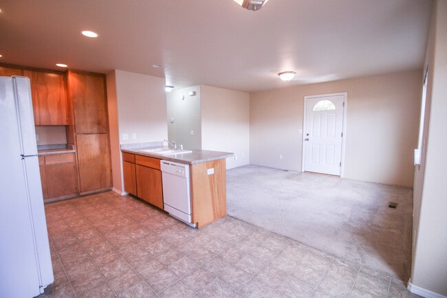 Building Photo - Clean and Updated 2 Bed, 2 Bath Upstairs Apartment in East Medford