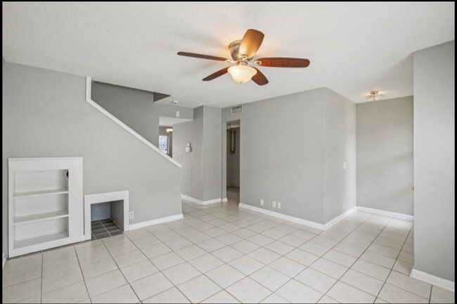 Building Photo - Beautiful 2 bedroom 2.5 bath condo with an...