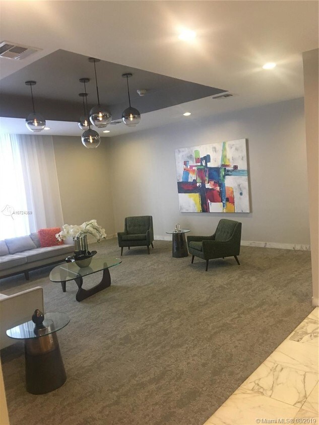 Foto principal - 9225 Collins Ave